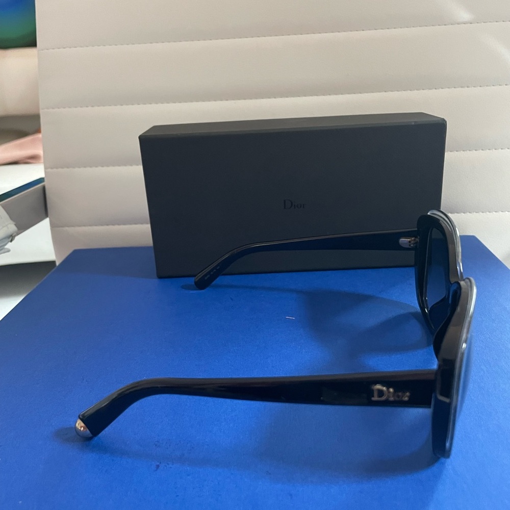 Dior Sunglasses with box - Picture 4 of 10